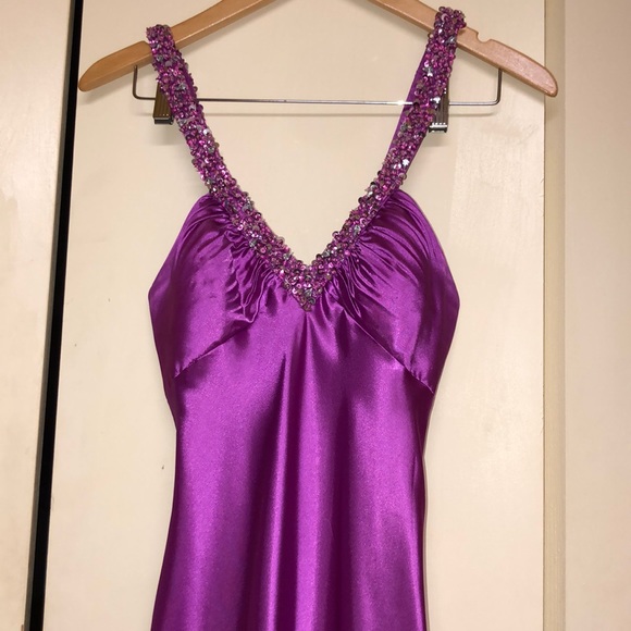 Fuchsia sequined gown - Picture 2 of 3